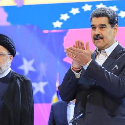 Una foto difundida por la oficina de prensa del palacio de Miraflores muestra al presidente de Irán, Ebrahim Raisi y al presidente de Venezuela, Nicolás Maduro participando en una reunión con jóvenes venezolanos en el teatro Teresa Carreño en Caracas. | Foto:Zurimar Campos / Presidencia de Venezuela / AFP