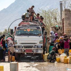 En esta imagen la gente se reúne con bidones para llenar agua de un camión cisterna en las afueras de la tercera ciudad de Yemen, Taez. | Foto:AHMAD AL-BASHA / AFP
