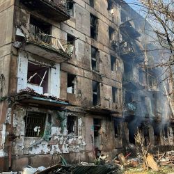 Esta fotografía muestra un edificio residencial de cinco plantas destruido, lugar de un ataque ruso nocturno, en la ciudad de Kryvyi Rig, en medio de la invasión rusa de Ucrania. | Foto:Handout / Policía Nacional de Ucrania / AFP