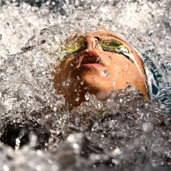 La nadadora francesa Marie-Ambre Moluh compite en las series femeninas de 100 metros espalda durante los campeonatos de Francia de natación en Rennes, oeste de Francia. | Foto:DAMIEN MEYER / AFP