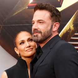 Los actores estadounidenses Jennifer Lopez y Ben Affleck llegan al estreno mundial de "The Flash" en Ovation Hollywood en Hollywood, California. | Foto:Michael Tran / AFP