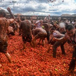 Personas participan en el décimo festival anual de la Lucha del Tomate, conocido como "Tomatina", en Sutamarchán, departamento de Boyacá, Colombia. El festival de este año es el primero que se celebra desde el levantamiento de las restricciones por la pandemia del coronavirus COVID-19. | Foto:JUAN BARRETO / AFP