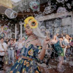 Un participante baila entre pompas de jabón durante el Desfile del Orgullo en Pristina. Miembros de la comunidad LGBTQ participaron en un Desfile del Orgullo en Pristina para exigir "libertad" e "igualdad de derechos" en la sociedad de Kosovo, mayoritariamente conservadora.  | Foto:ARMEND NIMANI / AFP