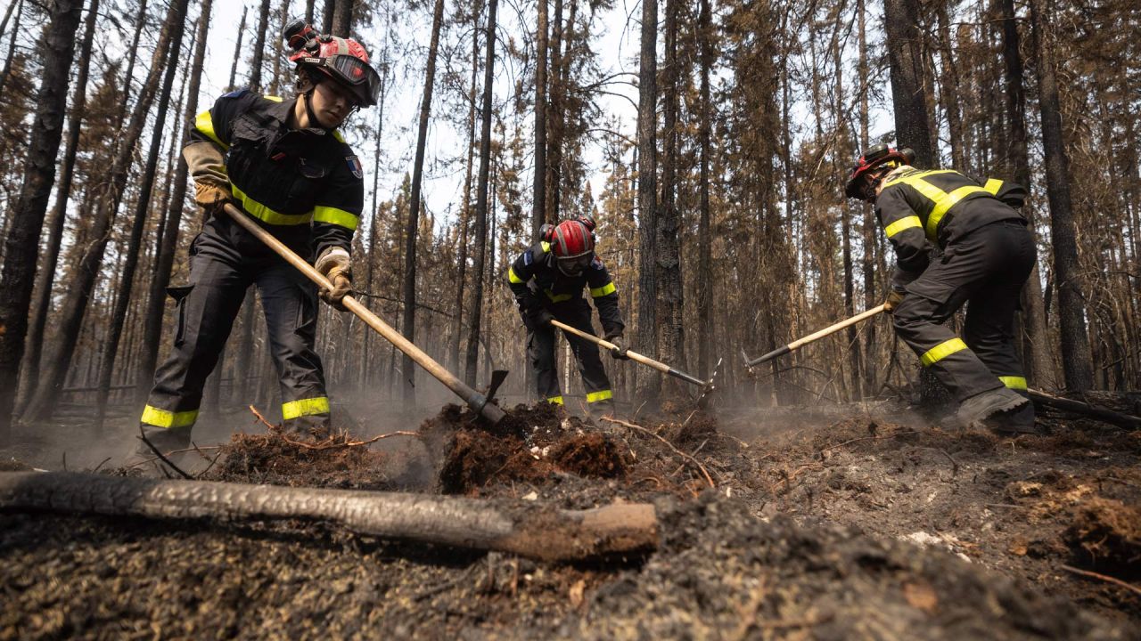 Bomberos franceses luchan contra los incendios al norte de la ciudad de Chibugamau, Quebec, en Canadá. Quebec ha desplegado cientos de bomberos, con ayuda de Francia y Estados Unidos, mientras Canadá se ve duramente afectada por los incendios forestales sin precedentes que han asolado el país. | Foto:QUENTIN TYBERGHIEN / AFP