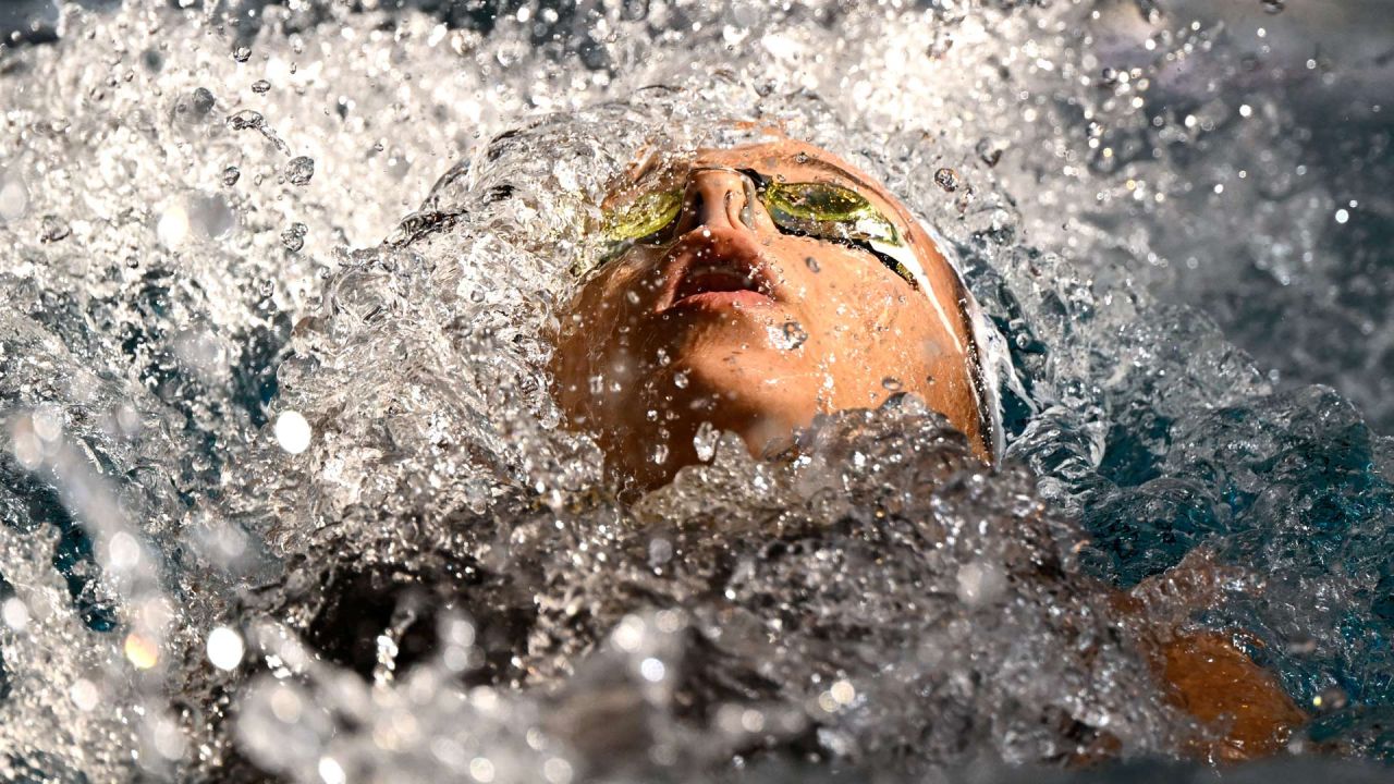 La nadadora francesa Marie-Ambre Moluh compite en las series femeninas de 100 metros espalda durante los campeonatos de Francia de natación en Rennes, oeste de Francia. | Foto:DAMIEN MEYER / AFP