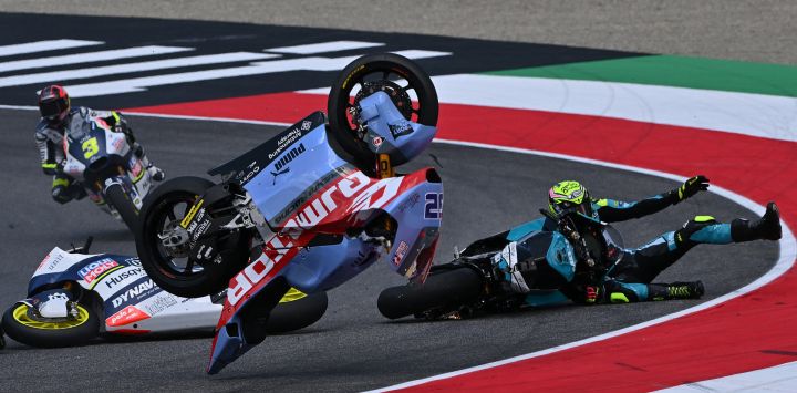 Caída de pilotos durante la carrera del Gran Premio de Italia de Moto2 en el circuito de Mugello, en Mugello.