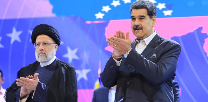 Una foto difundida por la oficina de prensa del palacio de Miraflores muestra al presidente de Irán, Ebrahim Raisi y al presidente de Venezuela, Nicolás Maduro participando en una reunión con jóvenes venezolanos en el teatro Teresa Carreño en Caracas.