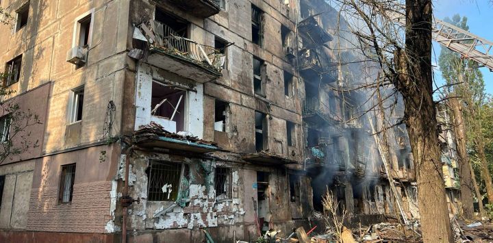 Esta fotografía muestra un edificio residencial de cinco plantas destruido, lugar de un ataque ruso nocturno, en la ciudad de Kryvyi Rig, en medio de la invasión rusa de Ucrania.