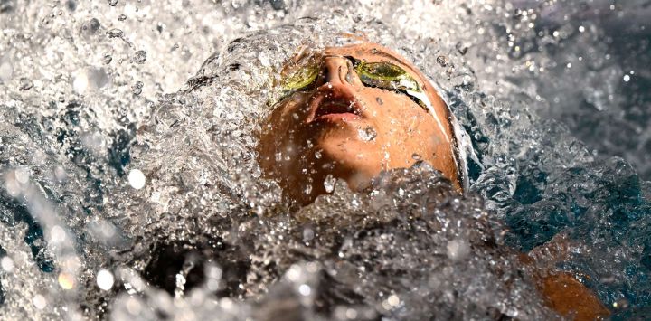 La nadadora francesa Marie-Ambre Moluh compite en las series femeninas de 100 metros espalda durante los campeonatos de Francia de natación en Rennes, oeste de Francia.
