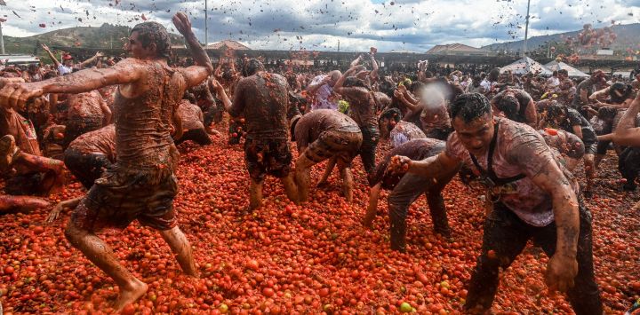 Personas participan en el décimo festival anual de la Lucha del Tomate, conocido como "Tomatina", en Sutamarchán, departamento de Boyacá, Colombia. El festival de este año es el primero que se celebra desde el levantamiento de las restricciones por la pandemia del coronavirus COVID-19.