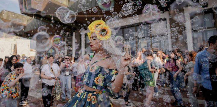 Un participante baila entre pompas de jabón durante el Desfile del Orgullo en Pristina. Miembros de la comunidad LGBTQ participaron en un Desfile del Orgullo en Pristina para exigir "libertad" e "igualdad de derechos" en la sociedad de Kosovo, mayoritariamente conservadora. 
