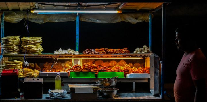 Un vendedor ambulante de gambas y otros mariscos espera a los clientes en el paseo marítimo de Galle Face, en Colombo, Sri Lanka.
