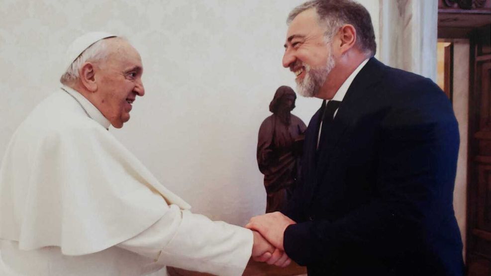 Guillermé, fundador y presidente del Congreso Mundial de Diálogo Intercultural e Interreligioso, en su encuentro con el Papa Francisco 20230613