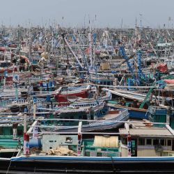 Barcos de pesca amarrados en el puerto de Karachi como parte de las medidas de precaución ante la llegada prevista del ciclón, en Karachi. Más de 40.000 personas han sido evacuadas en India y Pakistán ante la inminente llegada de un ciclón a sus costas, según informaron las autoridades. | Foto:ASIF HASSAN / AFP