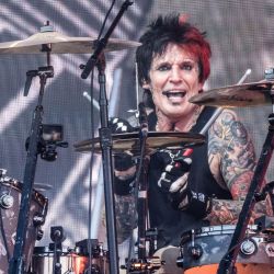 El baterista Tommy Lee de la banda estadounidense Mötley Crüe actúa durante el festival de rock y metal Copenhell en Refshaleoeen en Copenhague. | Foto:Helle Arensbak / Ritzau Scanpix / AFP