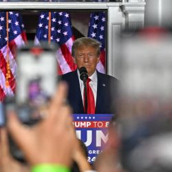 El expresidente estadounidense Donald Trump pronuncia un discurso en el Trump National Golf Club Bedminster en Bedminster, Nueva Jersey. | Foto:ED JONES / AFP