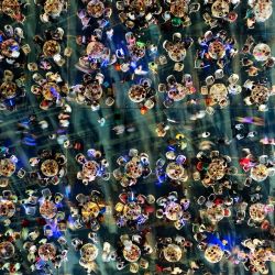 Esta foto aérea muestra a la gente comiendo cangrejos de río durante un festival internacional de cangrejos de río en el condado de Xuyi, en la provincia oriental china de Jiangsu. | Foto:AFP