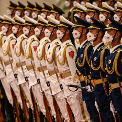 Guardias de honor chinos se preparan para la llegada del presidente palestino Mahmud Abbas y el presidente chino Xi Jinping al Gran Salón del Pueblo en Pekín. | Foto:Jade GAO / POOL / AFP