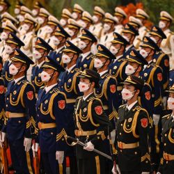 Guardias de honor chinos se preparan para la llegada del presidente palestino Mahmud Abbas y el presidente chino Xi Jinping al Gran Salón del Pueblo en Pekín. | Foto:Jade Gao / POOL / AFP