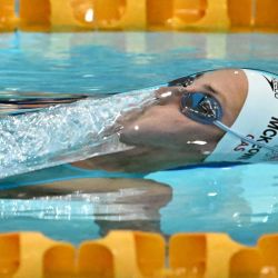 Kaylee McKeown, de Australia, se dirige a la victoria en la final femenina de natación de los 100 metros espalda en las Pruebas para el Campeonato del Mundo de Australia 2023, en Melbourne. | Foto:William West / AFP