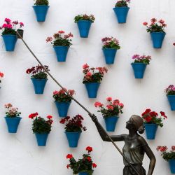 La escultura "El Regador", en reconocimiento a las personas que mantienen los patios típicos de la ciudad, aparece en Córdoba. Córdoba es una de las 13 ciudades españolas declaradas Patrimonio de la Humanidad por la UNESCO. | Foto:CRISTINA QUICLER / AFP