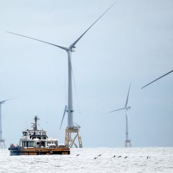 La fotografía muestra aerogeneradores en el parque eólico marino de Seagreen, en construcción a unos 27 km de la costa de Montrose, Angus, en el Mar del Norte. El parque eólico marino de Seagreen es una empresa conjunta de Total Energies (51%) y SSE Renewables (49%) y, una vez terminado, será el mayor parque eólico marino de cimentación fija de Escocia y el más profundo del mundo. | Foto:Andy Buchanan / AFP