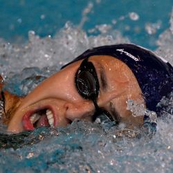 La nadadora francesa Giulia Rossi-Bene compite en las series femeninas de 100 metros libres durante los campeonatos de Francia de natación en Rennes, oeste de Francia. | Foto:DAMIEN MEYER / AFP