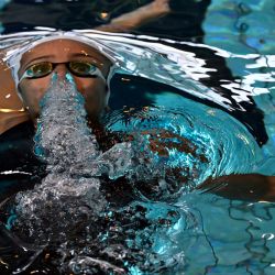 La nadadora francesa Mary-Ambre Moluh compite en las series femeninas de 50 metros espalda durante los campeonatos de Francia de natación en Rennes, oeste de Francia. | Foto:DAMIEN MEYER / AFP