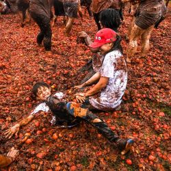 Niños participan en el décimo festival anual de la Lucha del Tomate, conocido como "Tomatina", en Sutamarchán, departamento de Boyacá, Colombia. El festival de este año es el primero que se celebra desde el levantamiento de las restricciones por la pandemia del coronavirus COVID-19. | Foto:JUAN BARRETO / AFP