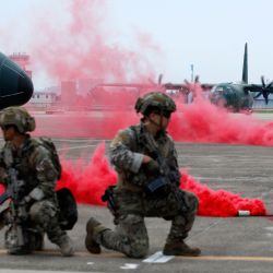Personal del Mando de Movilidad y Reconocimiento Aéreo de la Fuerza Aérea de Corea del Sur participa en un CDEx (Ejercicio de Distribución Combinada) militar conjunto de Corea del Sur y Estados Unidos en Pohang. | Foto:Woohae Cho / POOL / AFP