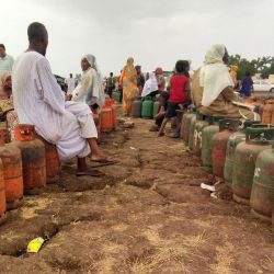 Sudaneses esperan la llegada de un camión de gas para cambiar sus garrafas vacías, en Wad Madani, capital del estado sudanés de al-Yazirah. | Foto:AFP