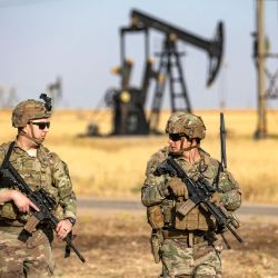 Tropas estadounidenses patrullan cerca de un pozo de petróleo en al-Qahtaniyah, en la provincia nororiental siria de Hasakah, cerca de la frontera con Turquía. | Foto:DELIL SOULEIMAN / AFP