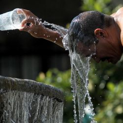 Un hombre se refresca con agua de una fuente durante uno de los días más calurosos de la tercera ola de calor en Guadalajara, estado de Jalisco, México. | Foto:ULISES RUIZ / AFP