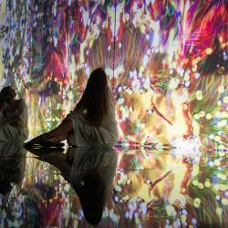 Una mujer visita la exposición "Océano de Espejos", que es un conjunto de salas con proyecciones y espejos que muestran a los visitantes en la multiplicidad y el entorno natural, en el Acuario Marino de Río de Janeiro, Brasil. | Foto:MAURO PIMENTEL / AFP