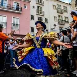 Vecinos observan a los juerguistas del típico barrio lisboeta de Alfama, desfilar por las calles antes de asistir al Desfile de Santo Antonio de Lisboa en la Avenida da Liberdade, en Lisboa. | Foto:PATRICIA DE MELO MOREIRA / AFP