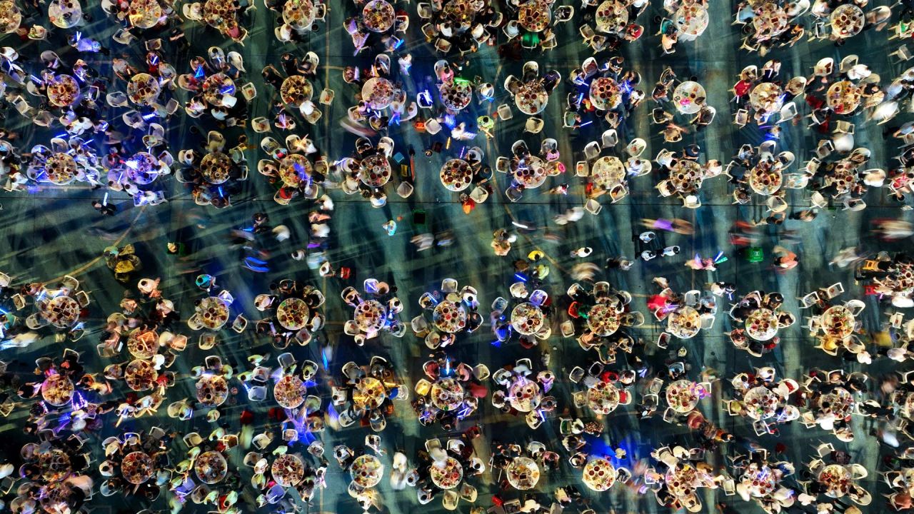 Esta foto aérea muestra a la gente comiendo cangrejos de río durante un festival internacional de cangrejos de río en el condado de Xuyi, en la provincia oriental china de Jiangsu. | Foto:AFP