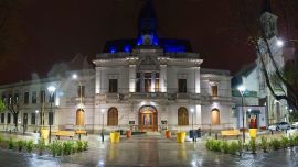 Saladillo, en la provincia de Buenos Aires, hace gala de calles cobijadas bajo una arboleda ideal para llevarse miles de fotos otoñales.