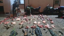 Los sospechosos llevaban un arsenal de armas ocultos en la caja de la camioneta.