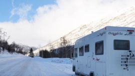 Conducir sobre asfalto con hielo o en la nieve tiene sus tips, mucho más cuando se trata de una autocaravana y cuando estamos próximos a un fin de semana largo que activará el tránsito en los distintos destinos.