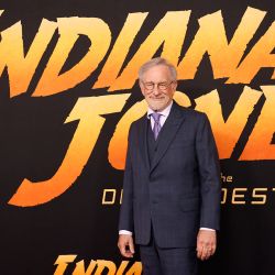El director estadounidense Steven Spielberg llega al estreno en Los Ángeles de la película de Lucasfilm "Indiana Jones y el dial del destino", en el Dolby Theater de Hollywood, California. | Foto:Michael Tran / AFP