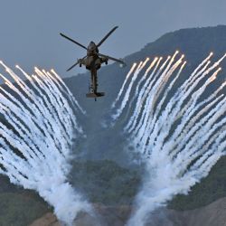 El helicóptero Apache AH-64 de Corea del Sur dispara bengalas durante un simulacro militar conjunto de Corea del Sur y Estados Unidos en el Campo de Entrenamiento de Fuego Seungjin en Pocheon. | Foto:JUNG YEON-JE / POOL / AFP