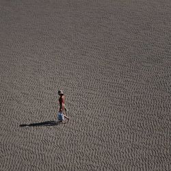 Una mujer camina por la playa, bajo el sol en Blackpool, noroeste de Inglaterra. | Foto:OLI SCARFF / AFP