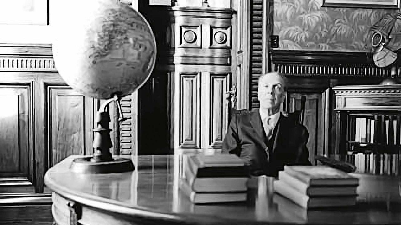 Borges en su despacho de la Biblioteca Nacional. | Foto:Gentileza BN.