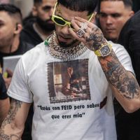 Anuel cantó en una premiación, mostró un escalofriante mensaje para Karol G y en las redes lo repudiaron
