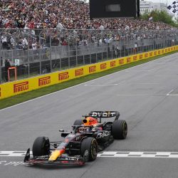 El piloto holandés de Red Bull Racing, Max Verstappen, cruza la línea de meta para ganar el Gran Premio de Canadá 2023 de Fórmula Uno en el Circuito Gilles-Villeneuve en Montreal, Canadá. | Foto:Timothy A. Clary / POOL / AFP