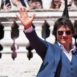 El productor y actor estadounidense Tom Cruise saluda mientras posa en Trinita dei Monti antes del estreno de la película "Mission: Impossible - Dead Reckoning Part One" en Roma. | Foto:Tiziana Fabi / AFP