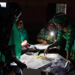 Funcionarios electorales comienzan a contar las papeletas del referéndum de Malí en Bamako. | Foto:OUSMANE MAKAVELI / AFP