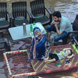 La gente se relaja bajo un campamento improvisado cerca de la cascada en un caluroso día de verano, en las afueras de Islamabad, Pakistán. | Foto:FAROOQ NAEEM / AFP