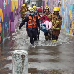Una foto difundida por el Gobierno del Estado de Rio Grande do Sul muestra a los bomberos llevando a una persona en una calle inundada en Porto Alegre, Estado de Rio Grande do Sul, Brasil. Al menos 11 personas murieron y 20 desaparecieron tras el paso de un ciclón por el sur de Brasil, según informaron las autoridades locales. | Foto:GOBIERNO DEL ESTADO DE RIO GRANDE DO SUL / AFP