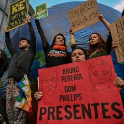 Personas participan en una manifestación contra la llamada tesis jurídica Marco Temporal, una propuesta que podría poner en peligro la protección de las tierras ancestrales indígenas, en Sao Paulo, Brasil. | Foto:NELSON ALMEIDA / AFP
